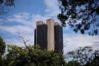 Dólar varia diante de “prévia do PIB” e expectativa sobre decisão de juros