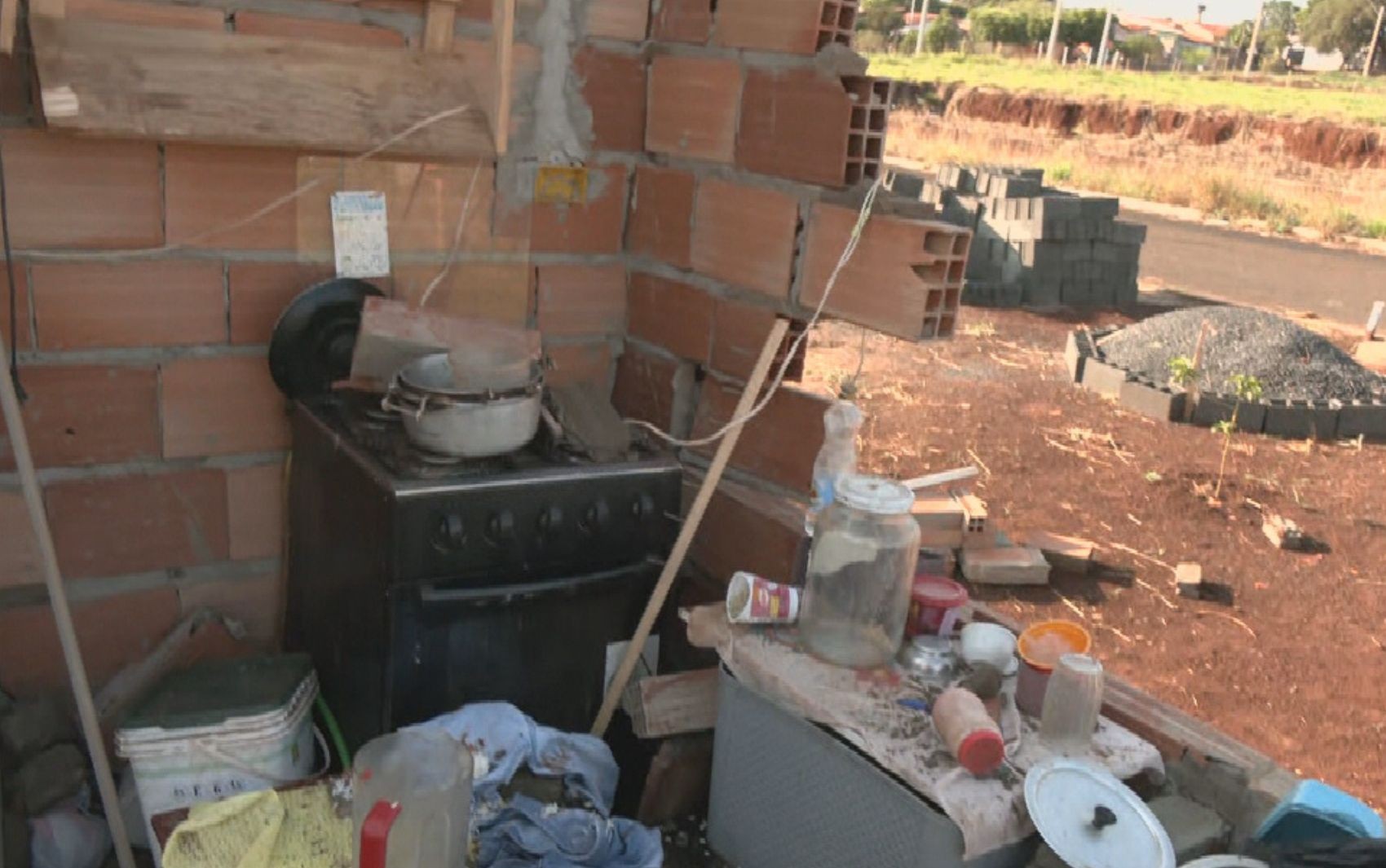 Casa cai durante temporal e deixa feridos em Goiás; vídeo